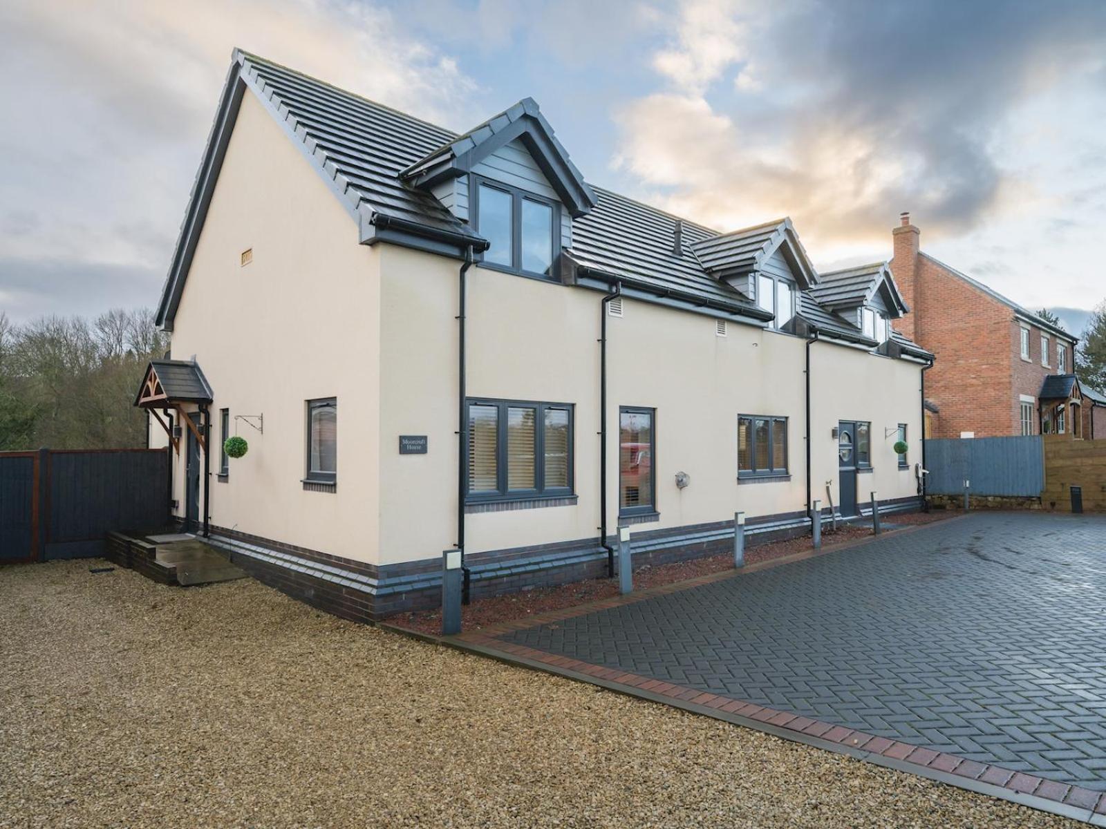 Pass The Keys 4 Bedroom Modern Spacious Home Pontesbury Exterior photo